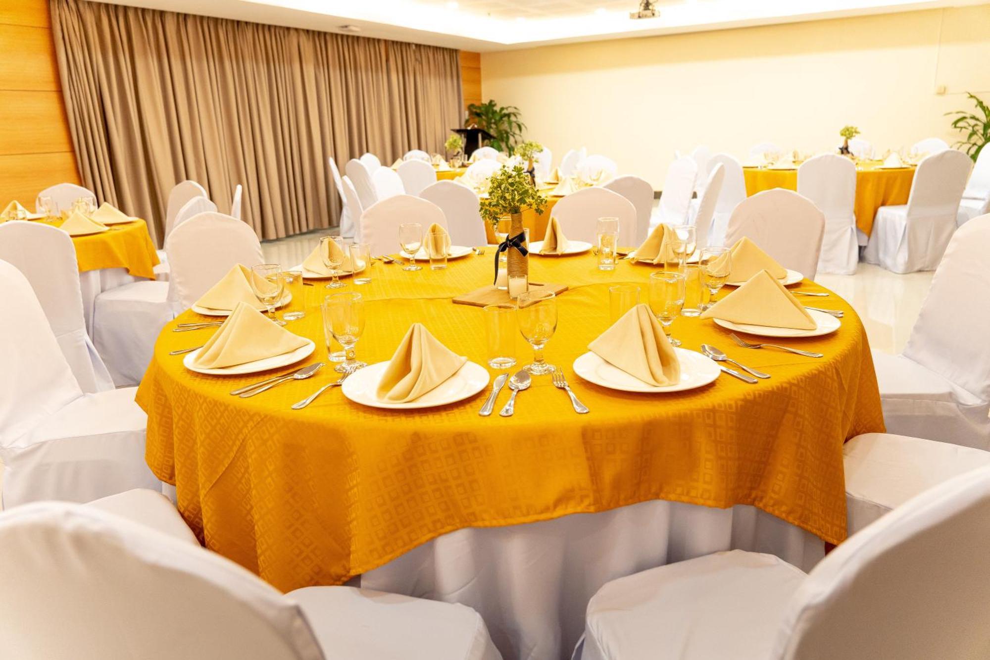 Dccco Hotel Dumaguete City Экстерьер фото